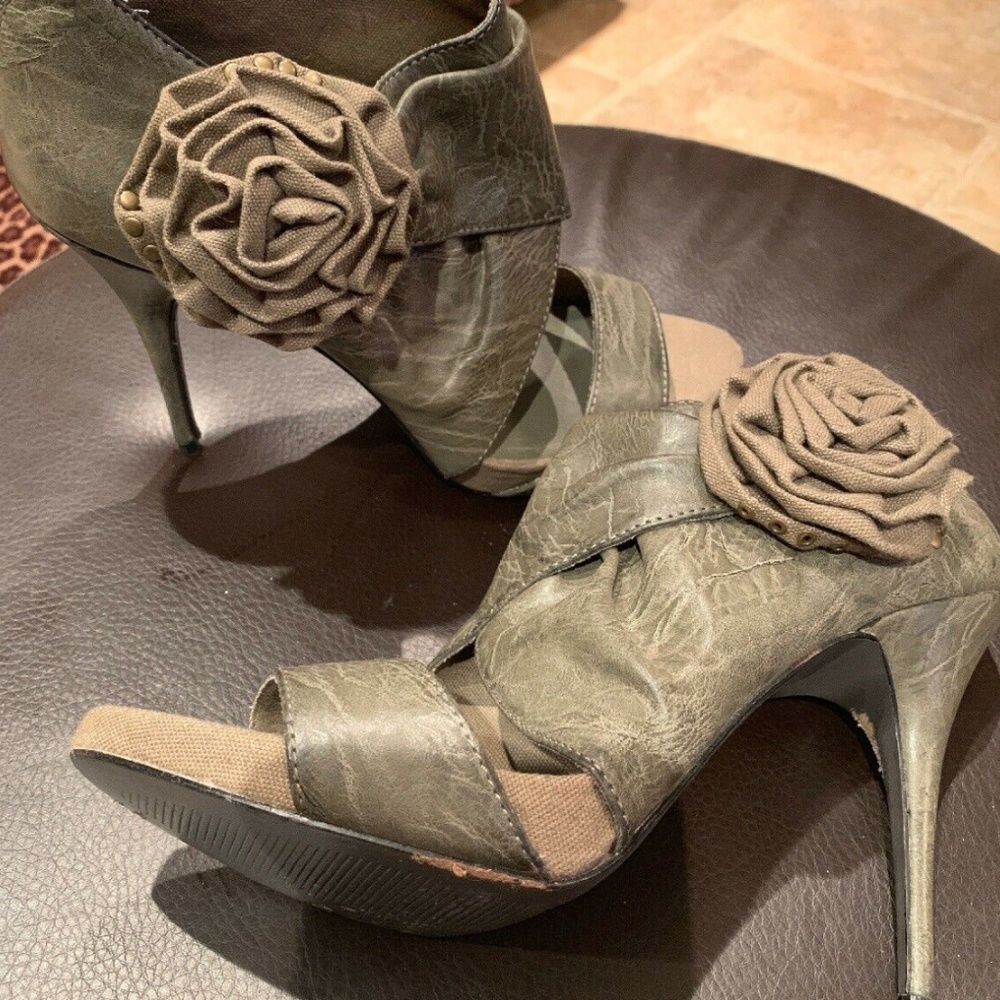 STEVEN by STEVE MADDEN Olive Green Platform Shoe B